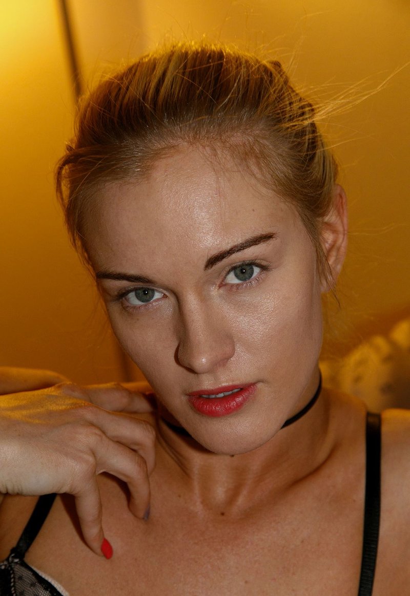 Милана, 19
